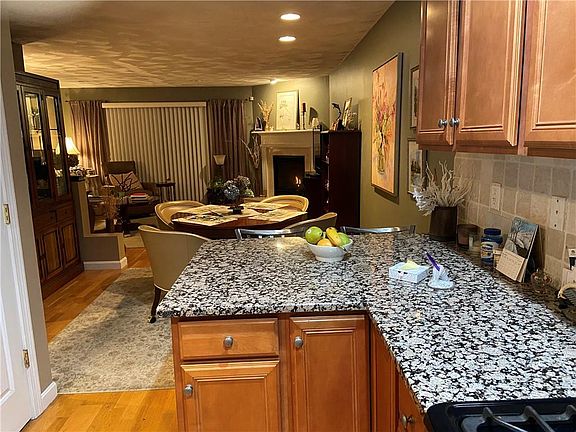 3rd image of 881 34 Greenwich Ave #F