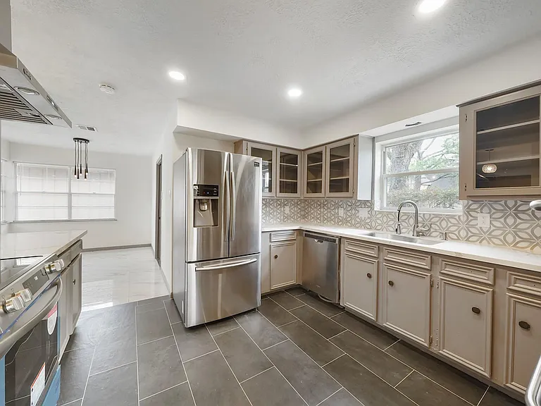 14202 Piping Rock Ln — Photo 3