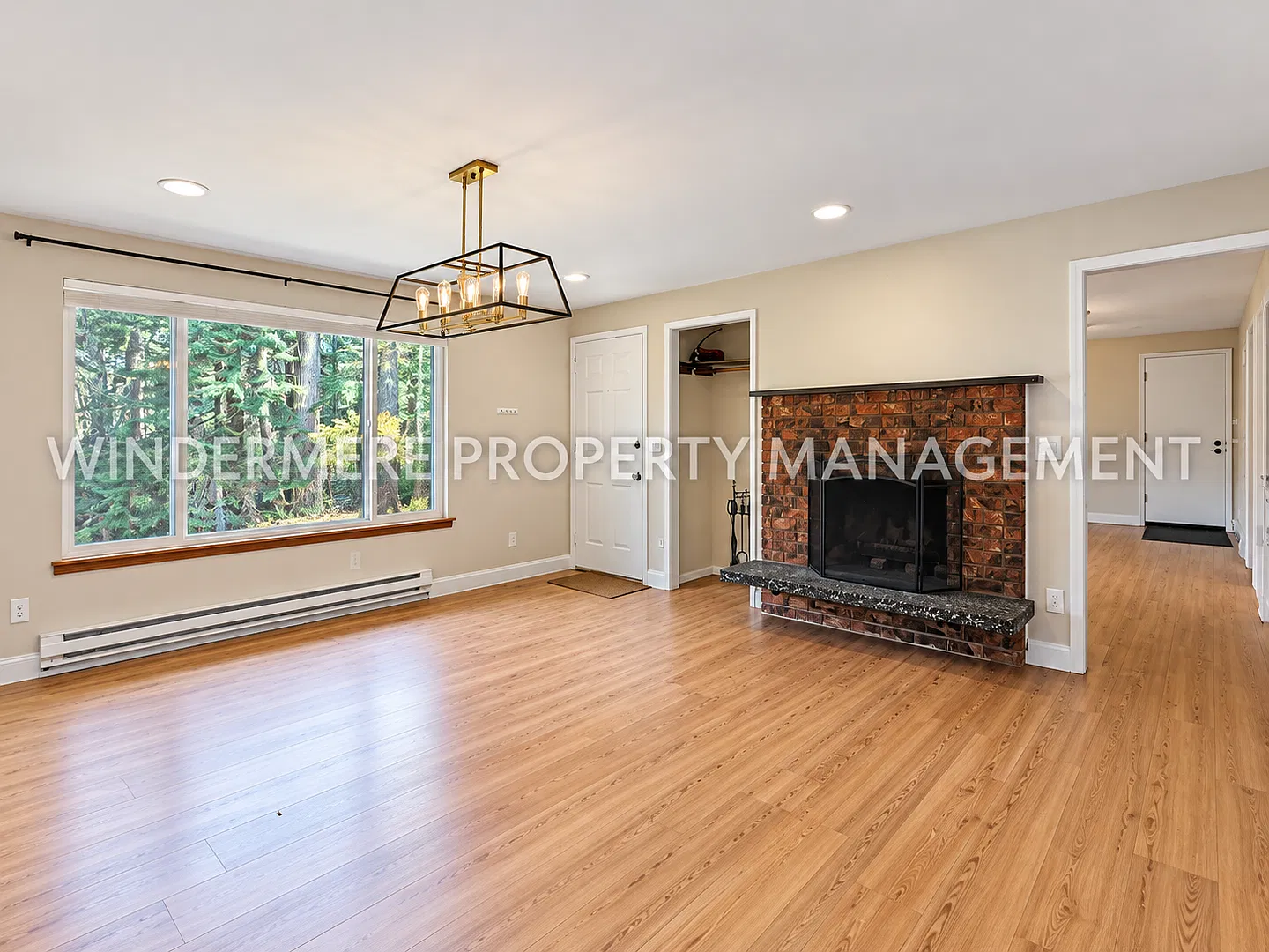 Sunny and Open Rambler in Natural Setting, Fully Fenced Large yard, Additional office space — Photo 4