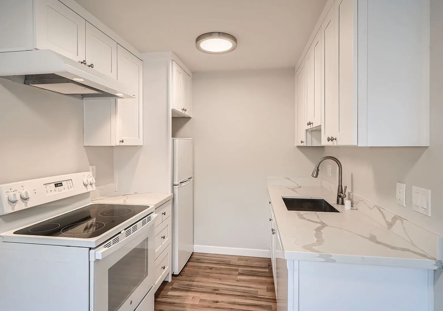 Four Seasons Apartments — Photo 4
