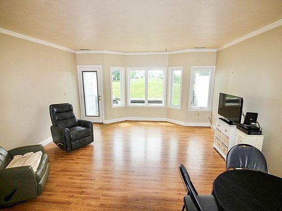 5th image of 24 Westcliff Dr