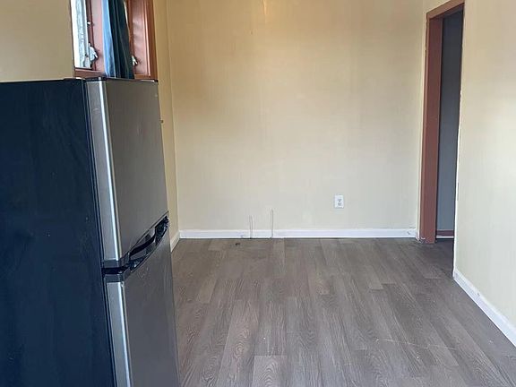 4th image of 5858 Castor Ave #1