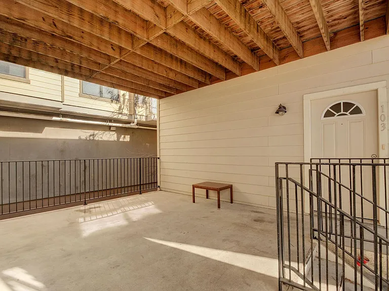 2500 Leon St — Photo 3