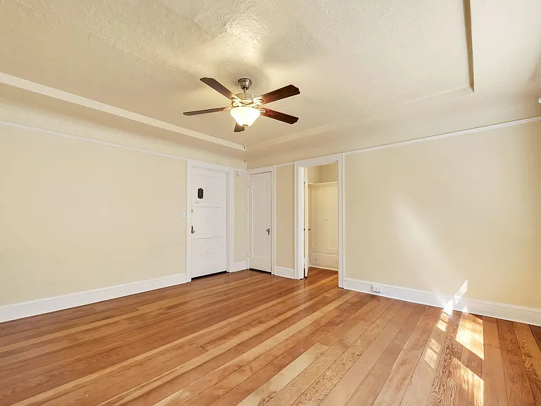 Flanders Apartments — Photo 15