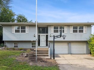 2100 Knollshire Rd NE, Cedar Rapids, IA 52402