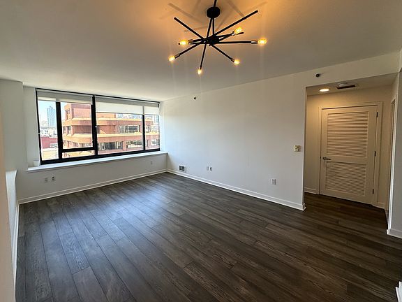 3rd image of 260 King St Unit 809