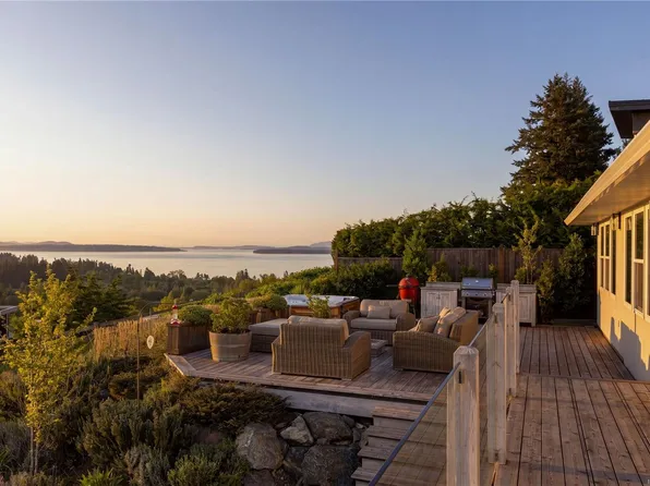 790 Del Monte Pl, Saanich, BC V8Y 2W3