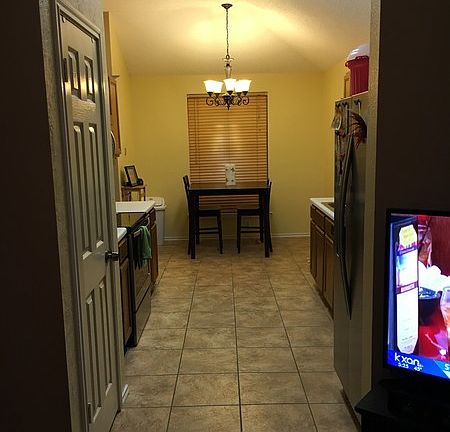 4th image of 1904 Holly Springs Dr