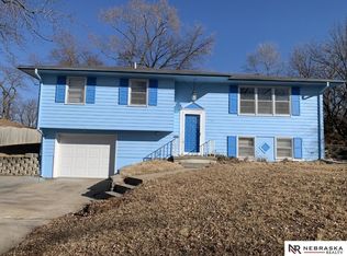 7405 N Ridge Dr, Omaha, NE 68112