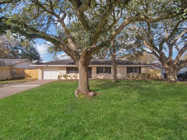 1912 W Lang St, Alvin, TX 77511