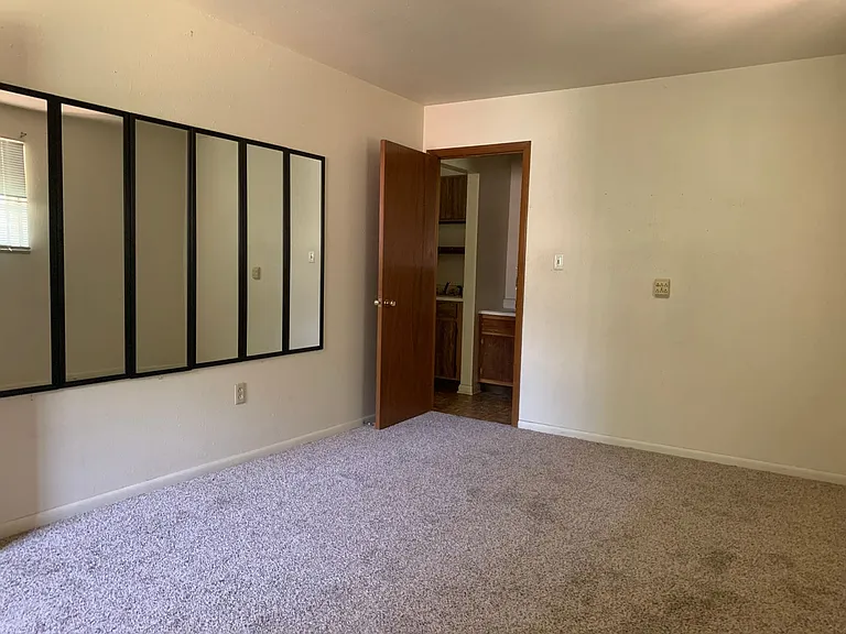 1313 Burton Ct — Photo 5