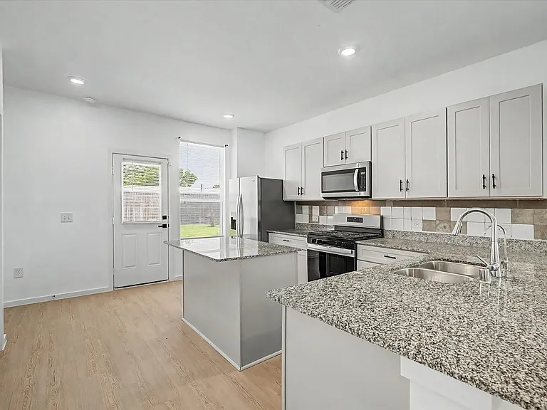 511 Louis Ln — Photo 10