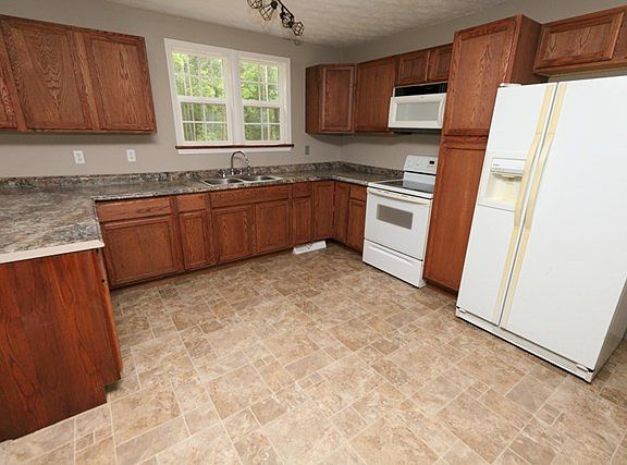 4th image of 688 Lakepoint Dr