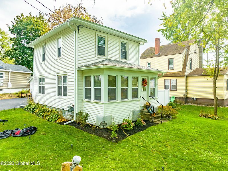 2nd image of 248 Hampton Avenue
