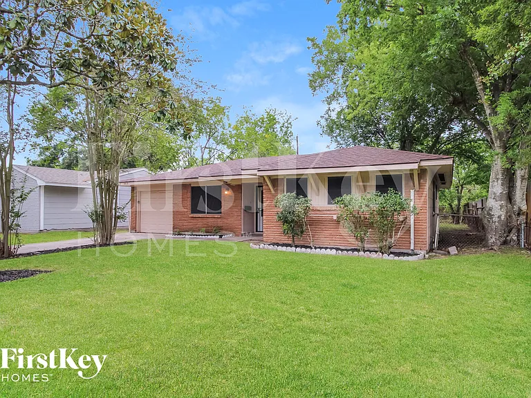 4415 Akard St — Photo 1