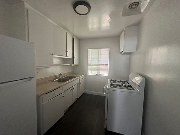 3rd image of 3980 Ingraham St #203