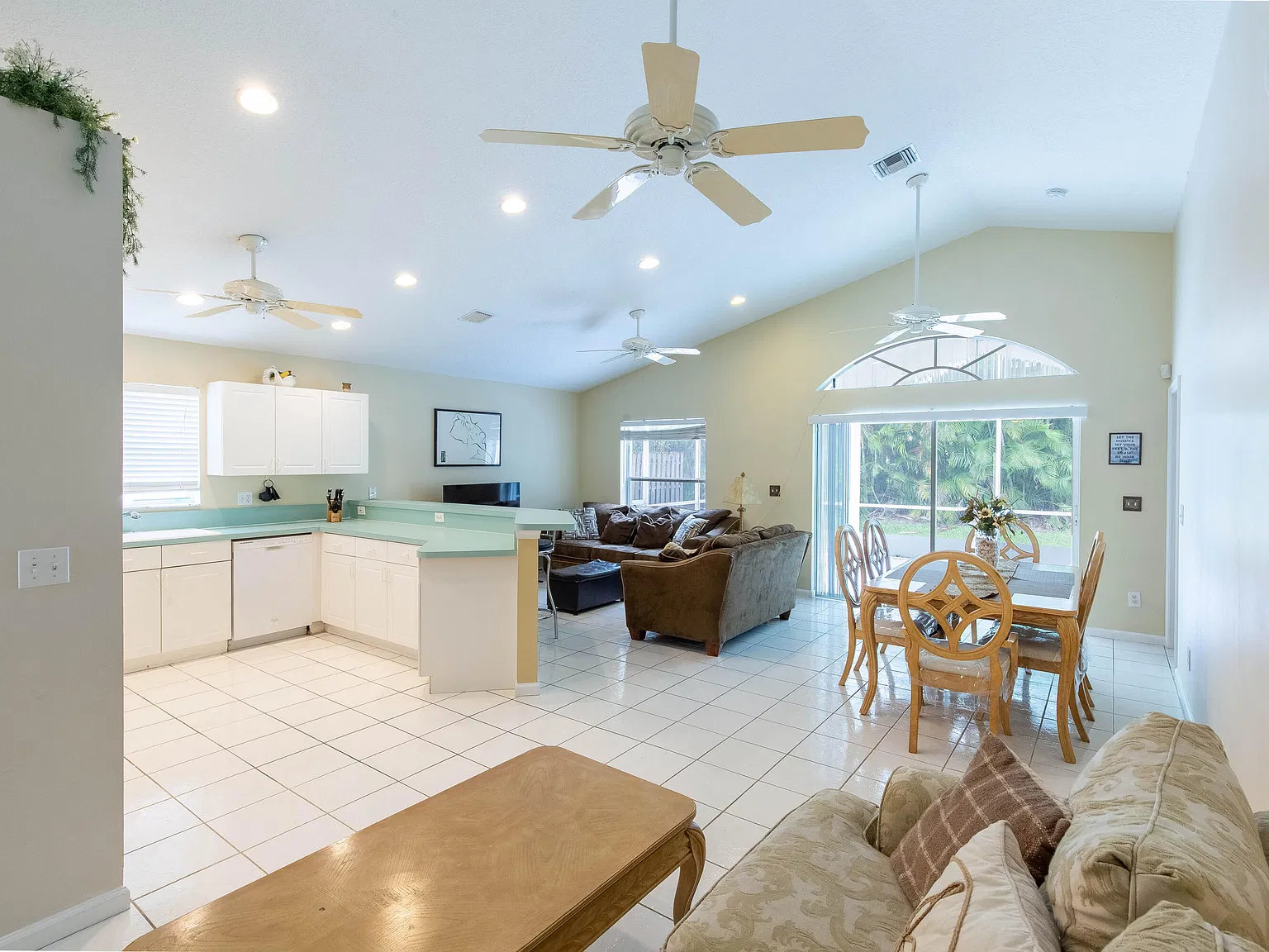 3 bed, 2.0 bath, 1325 sqft, $4,500 — Photo 3