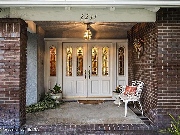 4th image of 2211 Meadowbrook Ln