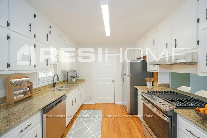 Building Photo - 271 Meadowbrook Dr