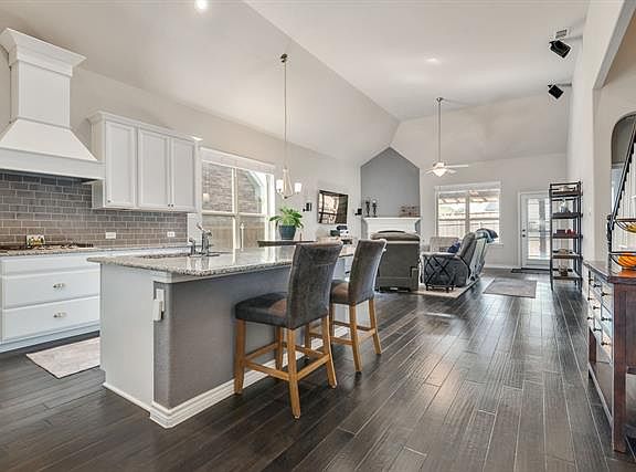 3rd image of 709 Lake Sierra Way