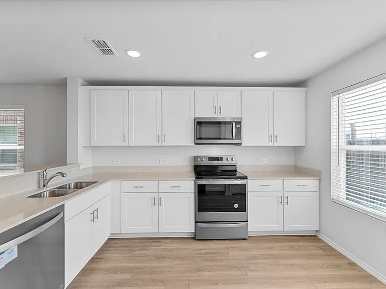 445 Grenada Lake Dr — Photo 9