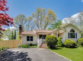 9 Meadow Haven Ln, East Northport, NY 11731