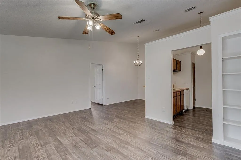 2 bed, 1821 sqft, $1,595 — Photo 1
