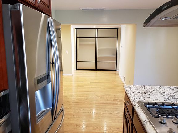 3rd image of 1084 Derbyshire Dr