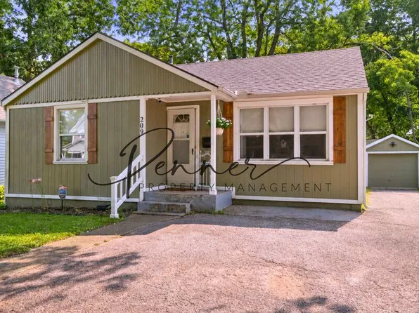 209 NE Douglas St, Lees Summit, MO 64063