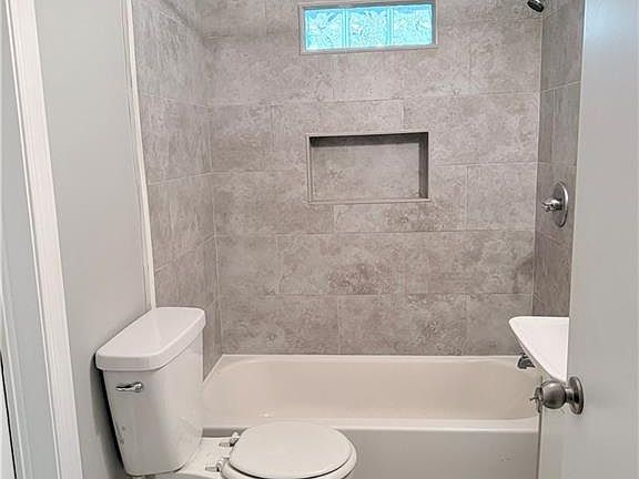 4th image of 2354 Greenglade Rd NE