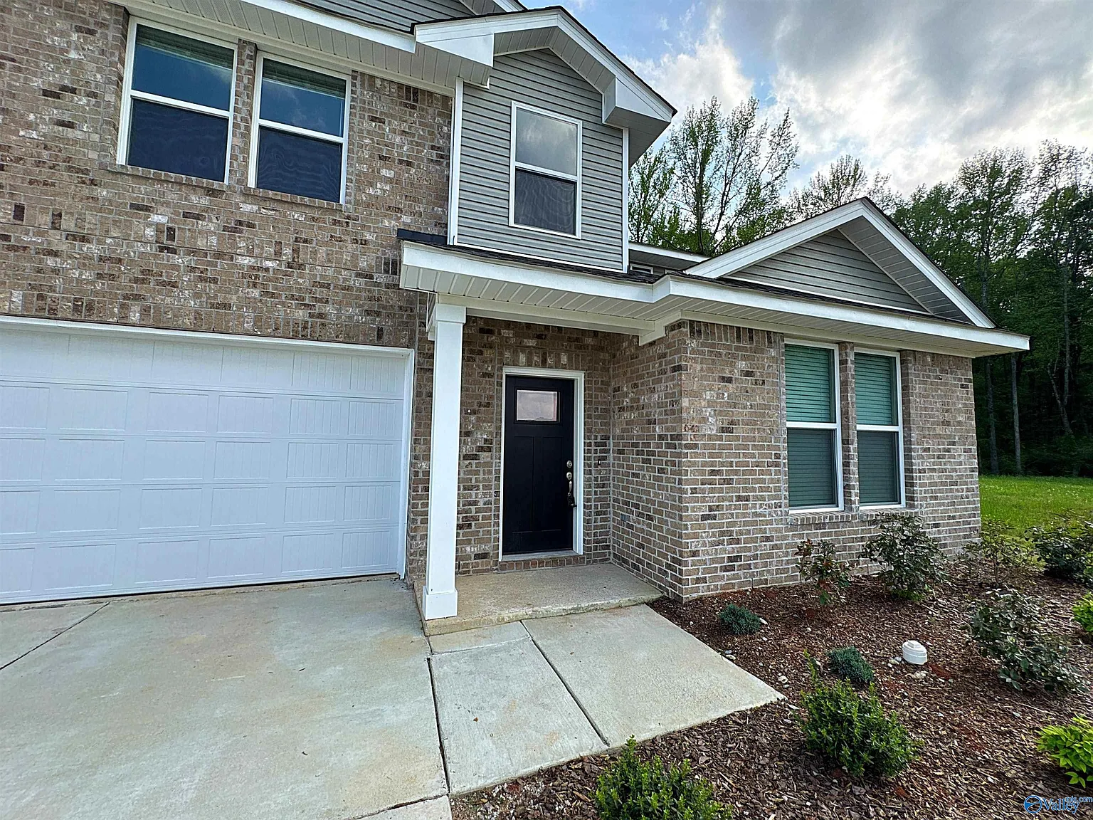 4 bed, 3.0 bath, 2502 sqft, $2,350 — Photo 2