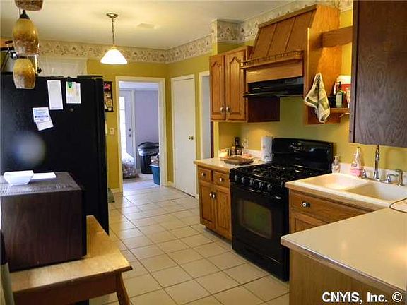 4th image of 16 Valley View Ct