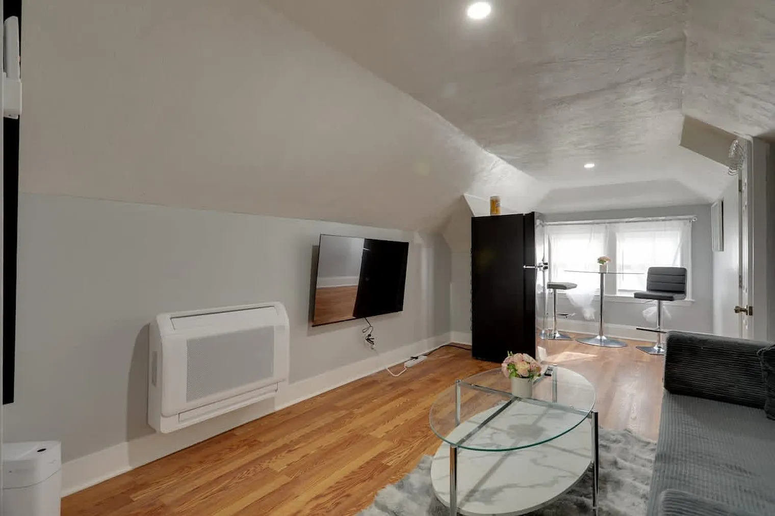 1 bed, 1.0 bath, 495 sqft, $3,562 — Photo 1