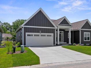 433 Sandy Cir, Pewaukee, WI 53072