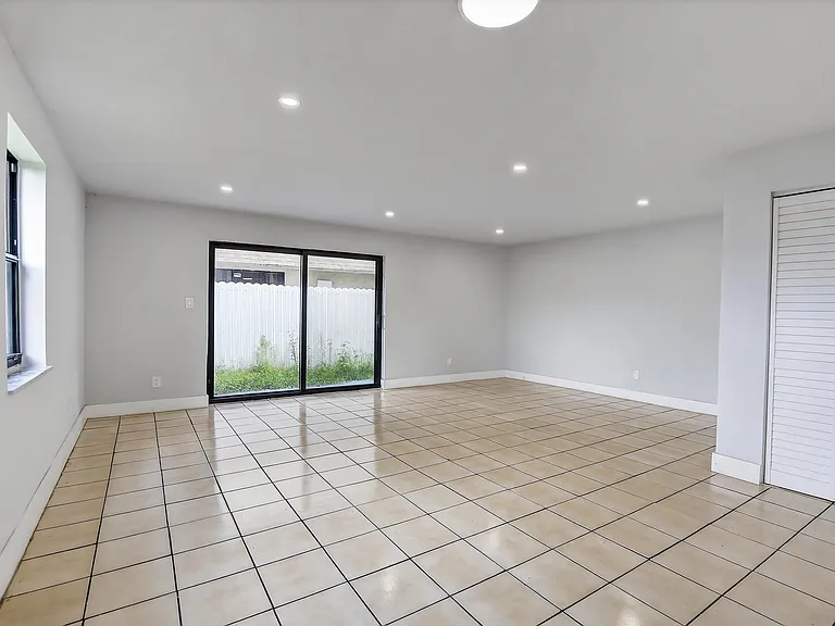 1721 SW 40th Ter #B — Photo 15