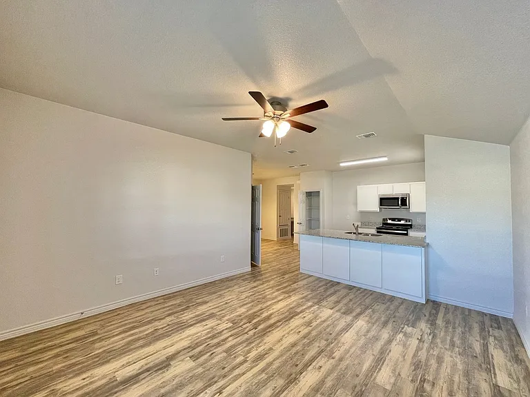 1821 Castroville Trl — Photo 3