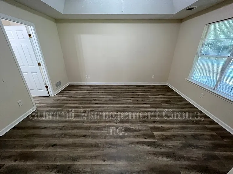 555 Cowan Rd — Photo 12