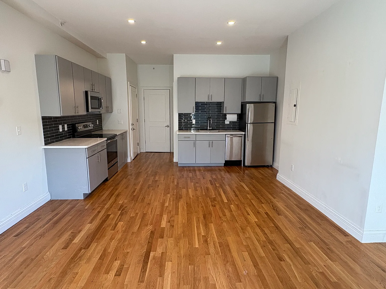 Studio, 550 sqft, $3,150 — Photo 3