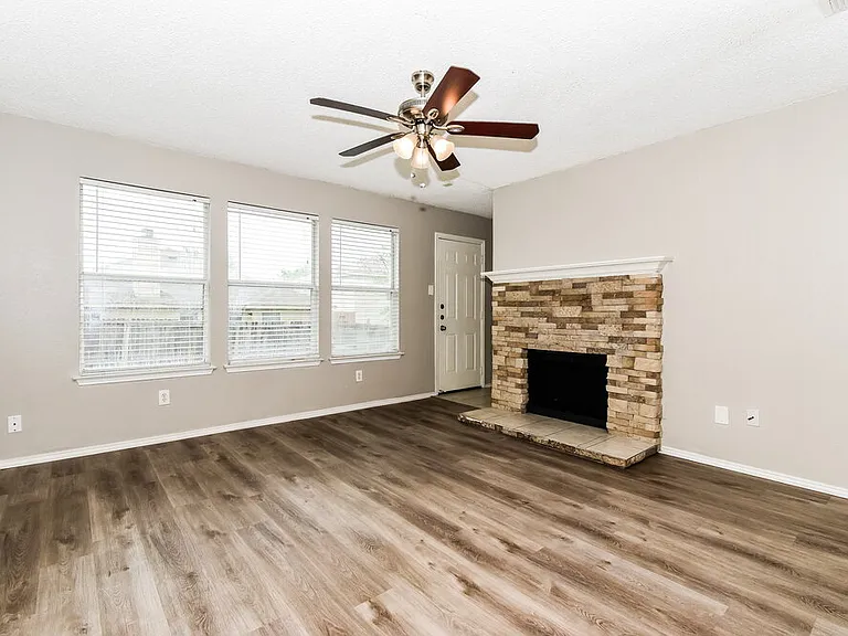 1112 Alexandria Dr — Photo 5