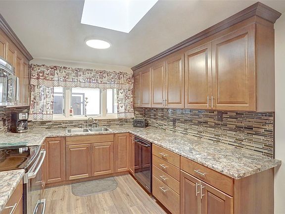 3rd image of 641 Cody St