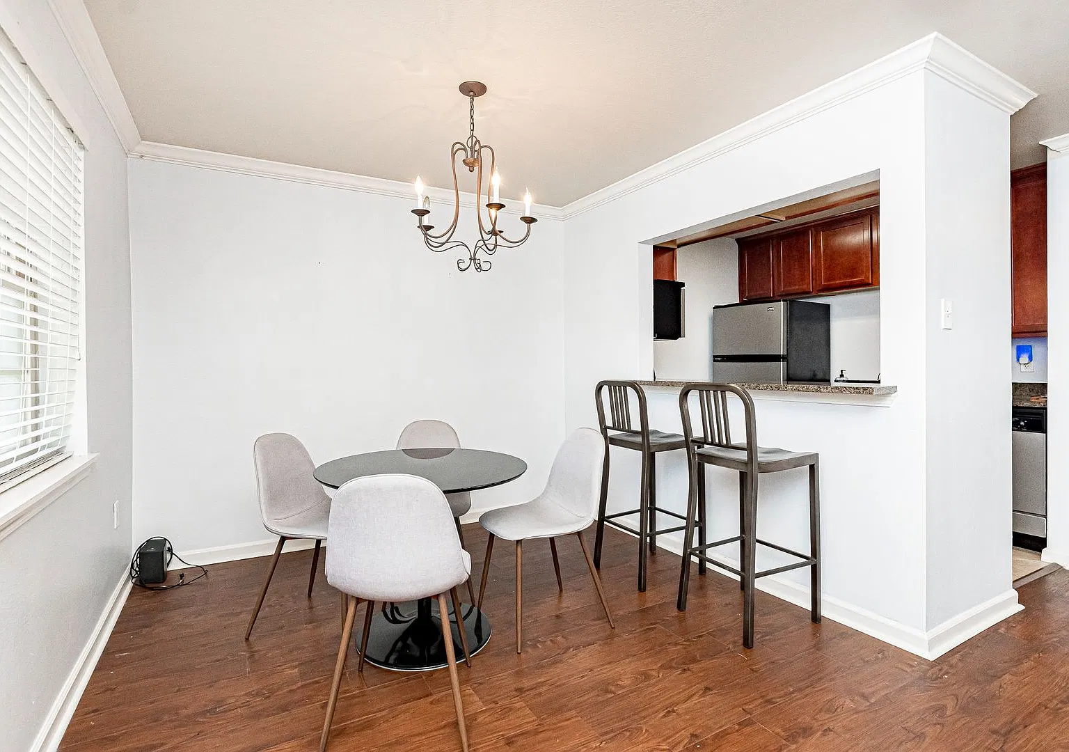 2 Bedroom Downstairs condo available Now Near LSU — Photo 2