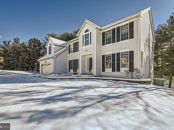 2nd image of 8 Sapphire Hill Ct