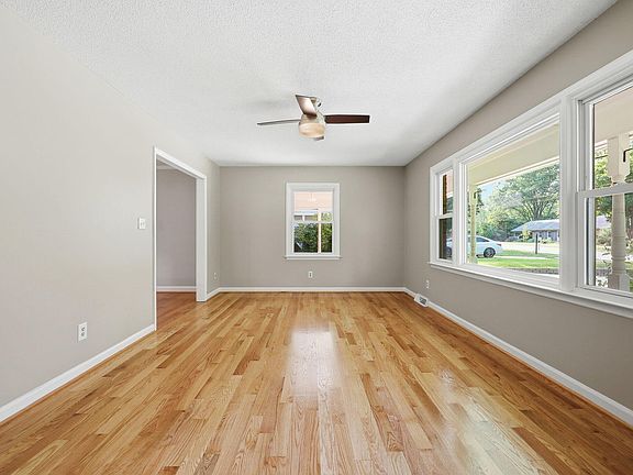 4th image of 4416 Parkwood Dr