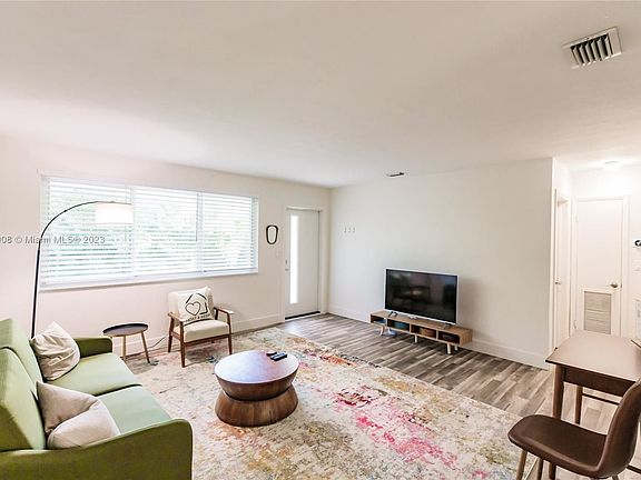 3rd image of 524 NE 69th St #1