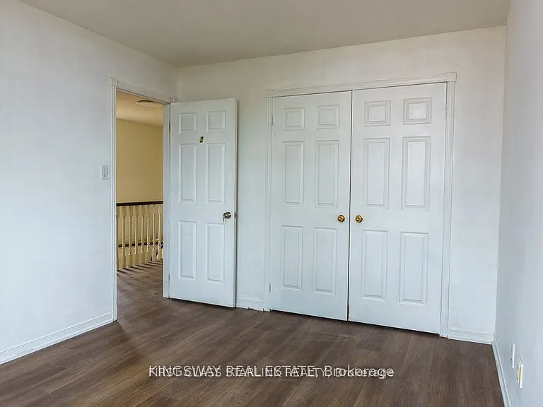 1048 Charminster Cres — Photo 15