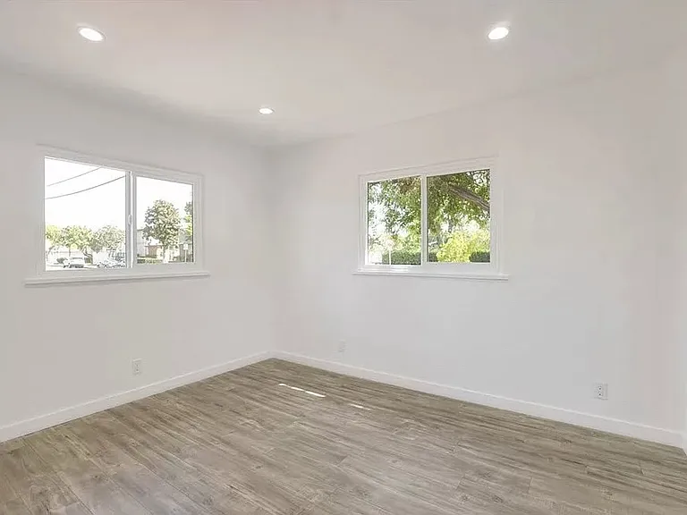 15104 Valerio St — Photo 10