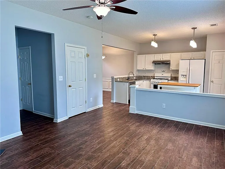 6004 Falling Water Ct — Photo 11