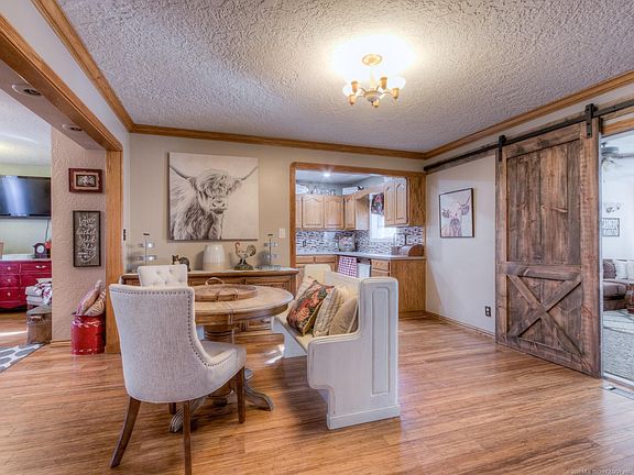 5th image of 604 N Lake Dr E