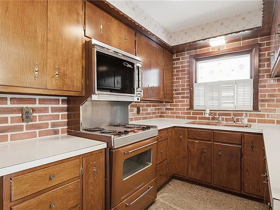 5th image of 444 Carrington Ave