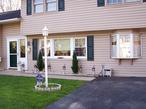 Front yard, front entrance